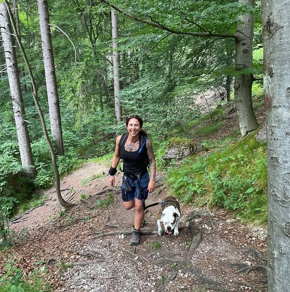 Patricia Lehder mit Hund im Wald – Bioenergetische Naturheilpraxis