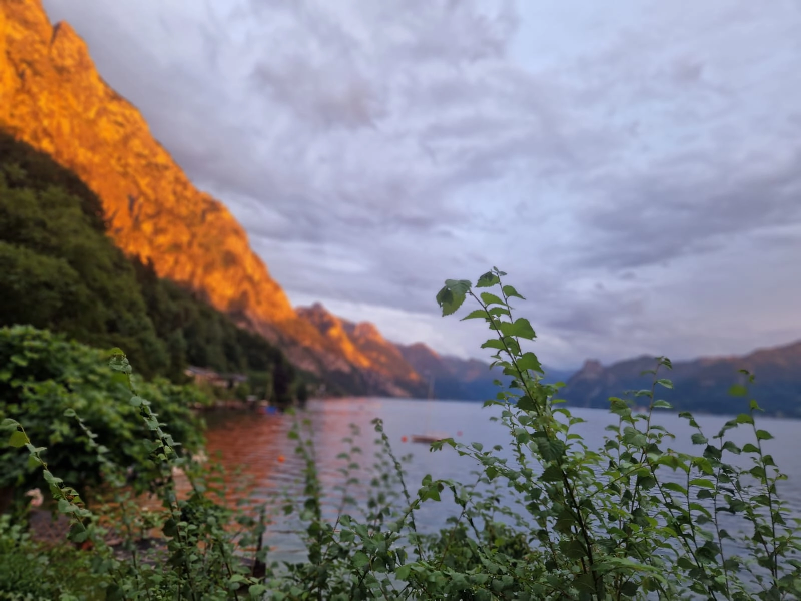Bergsee im Morgenlicht – Sinnbild für innere Harmonie